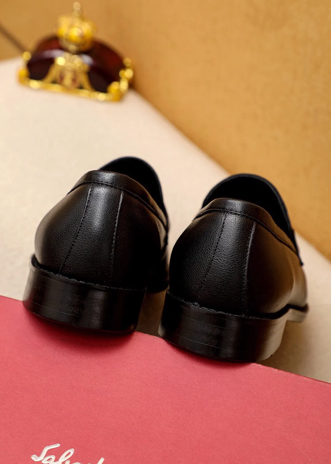 Men's shoes 💰400 💐 Product trademark: Ferragamo "Ferragamo" casual leather shoes Regular size: 39-44 (38.45.46🉑️customized) Product materials: Selected imported calfskin upper + classic hardware buckle, imported pig leather lining. Strong three-dimensional visual effect, non-slip and wear-resistant combination outsole Color: 1⃣️color optional